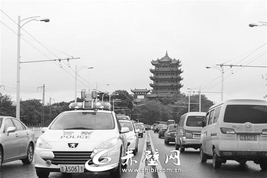 楚天金报讯 图为：流动街头的巡逻警车，大大提升了市民的安全感 资料图片 王旭东摄