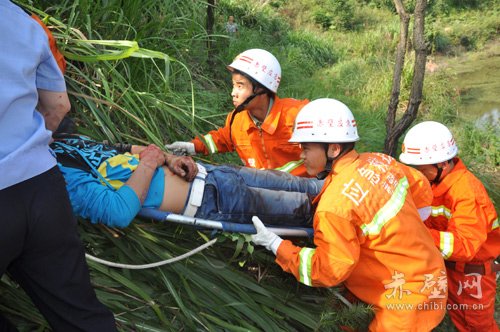 又一伤员被抬上陡坡急救。摄影：余鹏