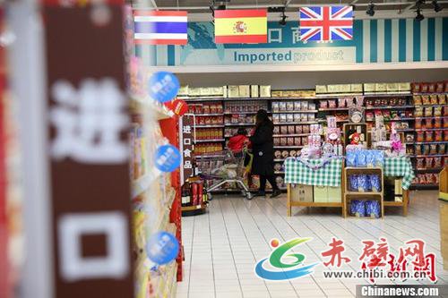 资料图:民众在超市选购进口商品。记者 张云 摄 资料图:民众在超市选购进口商品。记者 张云 摄