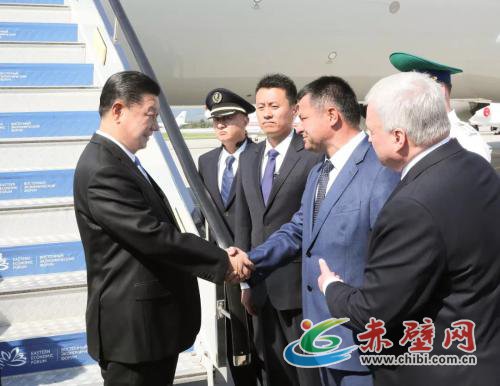 9月11日,国家主席习近平抵达俄罗斯符拉迪沃斯托克,应俄总统普京邀请,出席第四届东方经济论坛。这是习近平步出舱门,俄罗斯高级官员在舷梯旁热情迎接。新华社记者 庞兴雷 摄 9月11日,国家主席习近平抵达俄罗斯符拉迪沃斯托克,应俄总统普京邀请,出席第四届东方经济论坛。这是习近平步出舱门,俄罗斯高级官员在舷梯旁热情迎接。新华社记者 庞兴雷 摄