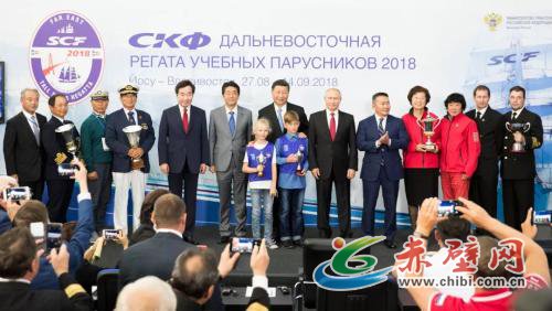 9月12日,第四届东方经济论坛全会在符拉迪沃斯托克举行。中国国家主席习近平、俄罗斯总统普京、蒙古国总统巴特图勒嘎、日本首相安倍晋三、韩国总理李洛渊等出席。这是全会后,与会各国领导人共同出席第三届“远东杯”国际帆船拉力赛第一赛段颁奖仪式。新华社记者 黄敬文 摄 9月12日,第四届东方经济论坛全会在符拉迪沃斯托克举行。中国国家主席习近平、俄罗斯总统普京、蒙古国总统巴特图勒嘎、日本首相安倍晋三、韩国总理李洛渊等出席。这是全会后,与会各国领导人共同出席第三届“远东杯”国际帆船拉力赛第一赛段颁奖仪式。新华社记者 黄敬文 摄