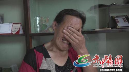 刘新连失声痛哭。 王惠琳 摄 刘新连失声痛哭。 王惠琳 摄
