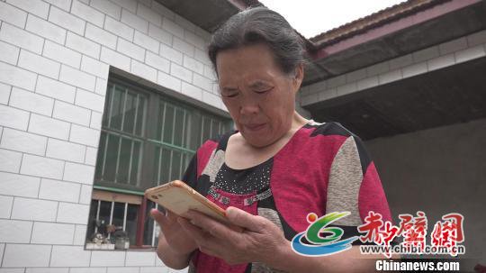 刘新连坦言,自己手机里并未留存孩子的照片。 王惠琳 摄 刘新连坦言,自己手机里并未留存孩子的照片。 王惠琳 摄