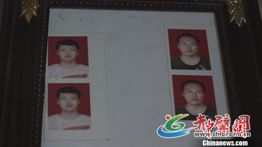 家中只剩下儿子十八岁时的证件照。 王惠琳 摄 家中只剩下儿子十八岁时的证件照。 王惠琳 摄
