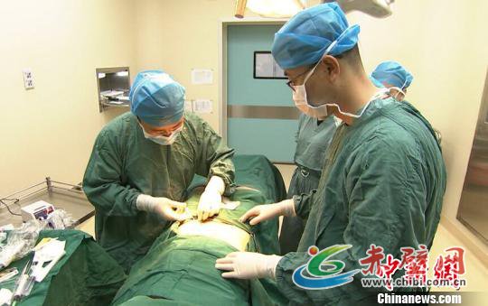 安徽首例自体组织工程表皮治疗白癜风移植手术现场。(合肥再生医学组织工程实验室供图) 安徽首例自体组织工程表皮治疗白癜风移植手术现场。(合肥再生医学组织工程实验室供图)