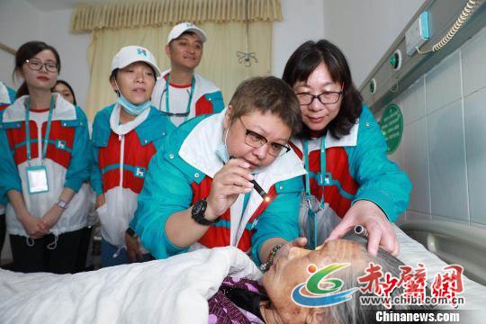 “韩红爱心·百人援陕”行动启动以来,眼科专家团队已在汉阴县新建成的复明中心完成102人次白内障复明手术。图为浙医二院眼科中心主任医师陈佩卿(右一)与“韩红爱心”公益行动发起人、歌手韩红(右二)一同为术后病人查房。 肖欣 摄 “韩红爱心·百人援陕”行动启动以来,眼科专家团队已在汉阴县新建成的复明中心完成102人次白内障复明手术。图为浙医二院眼科中心主任医师陈佩卿(右一)与“韩红爱心”公益行动发起人、歌手韩红(右二)一同为术后病人查房。 肖欣 摄