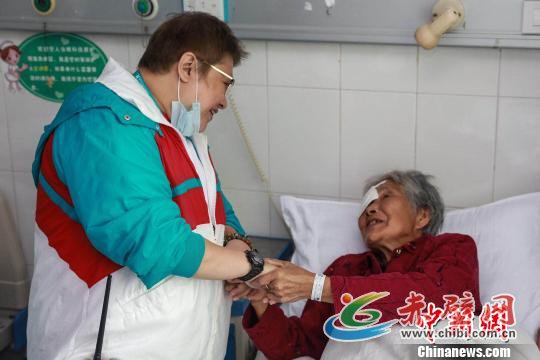 “韩红爱心·百人援陕”行动启动以来,眼科专家团队已在汉阴县新建成的复明中心完成102人次白内障复明手术。图为韩红看望日前接受手术的老人。 肖欣 摄 “韩红爱心·百人援陕”行动启动以来,眼科专家团队已在汉阴县新建成的复明中心完成102人次白内障复明手术。图为韩红看望日前接受手术的老人。 肖欣 摄