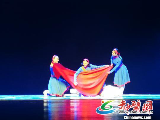 图为苏尼特右旗乌兰牧骑表演三人舞。 乌娅娜 摄 图为苏尼特右旗乌兰牧骑表演三人舞。 乌娅娜 摄