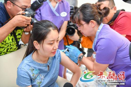 资料图:中国内地首针HPV九价疫苗在海南博鳌完成接种。记者 骆云飞 摄 资料图:中国内地首针HPV九价疫苗在海南博鳌完成接种。记者 骆云飞 摄