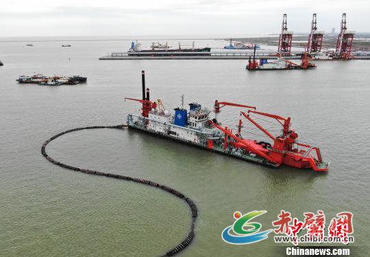 船舶进出滨海港,进行装卸货物等作业。 泱波 摄 船舶进出滨海港,进行装卸货物等作业。 泱波 摄