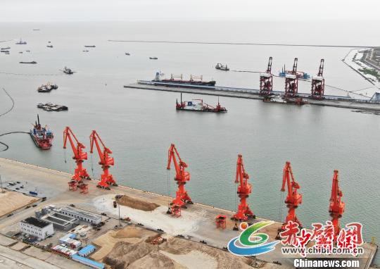位于江苏滨海的古黄河出海口浮出了一座现代化的天然良港。 泱波 摄 位于江苏滨海的古黄河出海口浮出了一座现代化的天然良港。 泱波 摄
