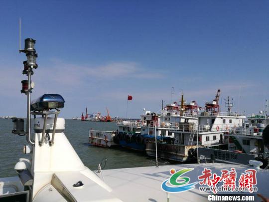 停靠在滨海港的小艇。 陈光明 摄 停靠在滨海港的小艇。 陈光明 摄