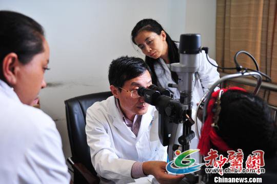 图为9月27日,北京同仁医院眼科专家为西藏自治区眼疾患者进行会诊筛查。 张伟 摄 图为9月27日,北京同仁医院眼科专家为西藏自治区眼疾患者进行会诊筛查。 张伟 摄