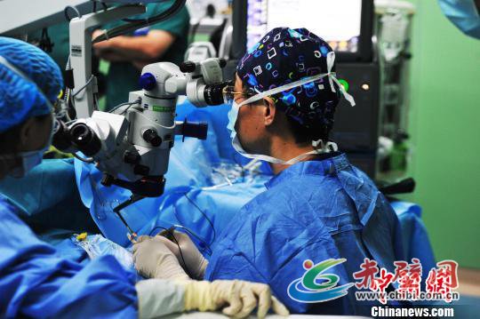 图为9月28日,北京同仁医院副院长、眼科主任魏文斌(右)主刀为患者进行了微创玻璃体视网膜手术。 张伟 摄 图为9月28日,北京同仁医院副院长、眼科主任魏文斌(右)主刀为患者进行了微创玻璃体视网膜手术。 张伟 摄