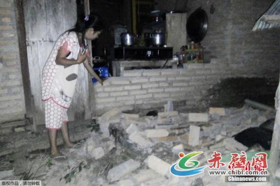据印度尼西亚气象、气候和地球物理局网站消息,雅加达时间28日17时02分(北京时间18时02分),印尼中苏威西省米纳哈沙半岛附近发生7.7级地震,震中位于南纬0.18度,东经119.85度,Donggala-Sulteng东北27公里处,震源深度10公里。地震发生后,当局发布了海啸预警。 据印度尼西亚气象、气候和地球物理局网站消息,雅加达时间28日17时02分(北京时间18时02分),印尼中苏威西省米纳哈沙半岛附近发生7.7级地震,震中位于南纬0.18度,东经119.85度,Donggala-Sulteng东北27公里处,震源深度10公里。地震发生后,当局发布了海啸预警。