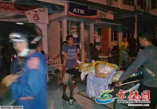 据印度尼西亚气象、气候和地球物理局网站消息,雅加达时间28日17时02分(北京时间18时02分),印尼中苏威西省米纳哈沙半岛附近发生7.7级地震,震中位于南纬0.18度,东经119.85度,Donggala-Sulteng东北27公里处,震源深度10公里。地震发生后,当局发布了海啸预警。 据印度尼西亚气象、气候和地球物理局网站消息,雅加达时间28日17时02分(北京时间18时02分),印尼中苏威西省米纳哈沙半岛附近发生7.7级地震,震中位于南纬0.18度,东经119.85度,Donggala-Sulteng东北27公里处,震源深度10公里。地震发生后,当局发布了海啸预警。