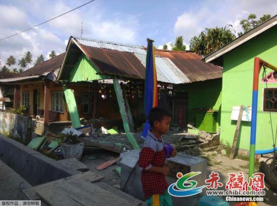 据印度尼西亚气象、气候和地球物理局网站消息,雅加达时间28日17时02分(北京时间18时02分),印尼中苏威西省米纳哈沙半岛附近发生7.7级地震,震中位于南纬0.18度,东经119.85度,Donggala-Sulteng东北27公里处,震源深度10公里。地震发生后,当局发布了海啸预警。 据印度尼西亚气象、气候和地球物理局网站消息,雅加达时间28日17时02分(北京时间18时02分),印尼中苏威西省米纳哈沙半岛附近发生7.7级地震,震中位于南纬0.18度,东经119.85度,Donggala-Sulteng东北27公里处,震源深度10公里。地震发生后,当局发布了海啸预警。