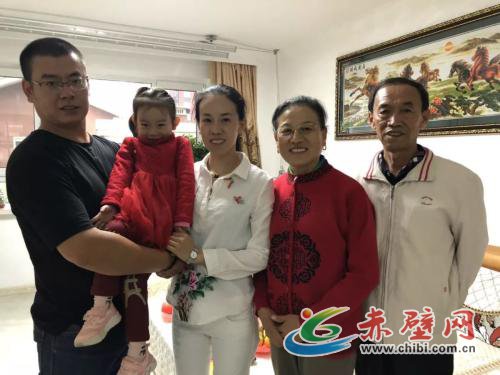 △这是习近平走访的陈玉芳一家合影(右二为陈玉芳)。(央视记者卜晓菲拍摄) △这是习近平走访的陈玉芳一家合影(右二为陈玉芳)。(央视记者卜晓菲拍摄)