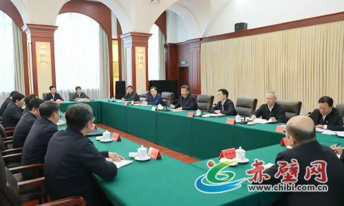 △习近平主持召开深入推进东北振兴座谈会并发表重要讲话。(新华社记者鞠鹏拍摄) △习近平主持召开深入推进东北振兴座谈会并发表重要讲话。(新华社记者鞠鹏拍摄)