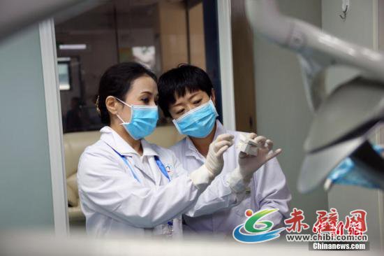 工作中的医生。记者 任海霞 摄 工作中的医生。记者 任海霞 摄