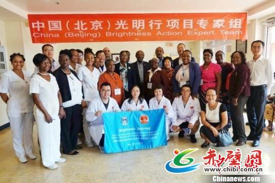 中国(北京)光明行项目专家组赴北美洲加勒比地区的安提瓜和巴布达,开展为期两周的白内障筛查与手术“光明行”活动。北京同仁医院供图 中国(北京)光明行项目专家组赴北美洲加勒比地区的安提瓜和巴布达,开展为期两周的白内障筛查与手术“光明行”活动。北京同仁医院供图