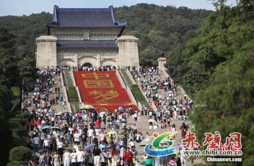 2018年国庆期间,大量游客在景区参观。记者 泱波 摄 2018年国庆期间,大量游客在景区参观。记者 泱波 摄
