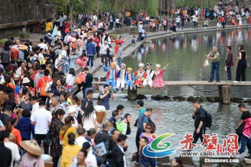 众多游客利用国庆假期游览湖南凤凰古城。杨华峰 摄 众多游客利用国庆假期游览湖南凤凰古城。杨华峰 摄