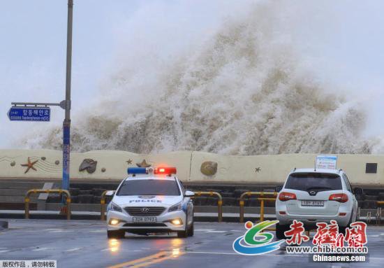 资料图:台风“康妮”过境韩国济州市,在当地掀起巨浪。 资料图:台风“康妮”过境韩国济州市,在当地掀起巨浪。