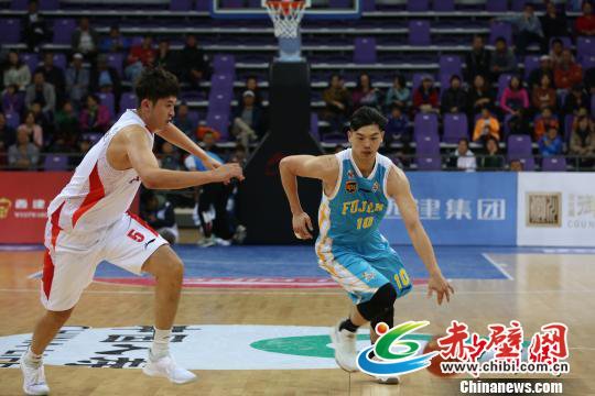 图为CBA季前赛西宁站山东西王对阵福建晋江文旅。 张海雯 摄 图为CBA季前赛西宁站山东西王对阵福建晋江文旅。 张海雯 摄