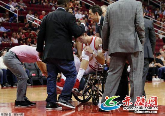 周琦坐轮椅离场 周琦坐轮椅离场
