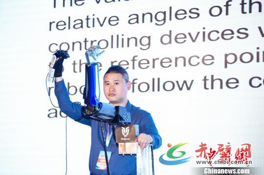 可精准模仿控制员一举一动的动感控制仿生机器人。 主办方供图 可精准模仿控制员一举一动的动感控制仿生机器人。 主办方供图
