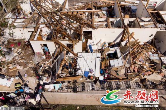 4级飓风“迈克尔”10日从美国佛罗里达州北部沿海地区登陆后,狂风和暴雨给美国东南沿岸各州带来大面积破坏。美媒报道称,“迈克尔”对佛罗里达州造成了大面积破坏。折断的树枝、被连根拔起的树木及散落的电线随处可见,有的房屋屋顶被风掀起或者被刮倒的树木砸坏。 4级飓风“迈克尔”10日从美国佛罗里达州北部沿海地区登陆后,狂风和暴雨给美国东南沿岸各州带来大面积破坏。美媒报道称,“迈克尔”对佛罗里达州造成了大面积破坏。折断的树枝、被连根拔起的树木及散落的电线随处可见,有的房屋屋顶被风掀起或者被刮倒的树木砸坏。