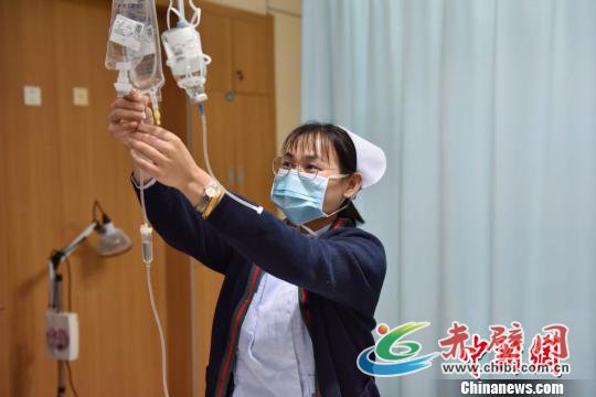 图为:春节期间值班的护士 方临明 摄 图为:春节期间值班的护士 方临明 摄
