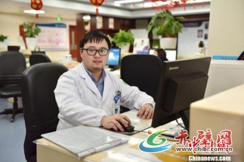 图为:春节期间值班的医生 方临明 摄 图为:春节期间值班的医生 方临明 摄