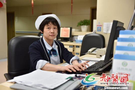 图为:春节期间值班的护士 方临明 摄 图为:春节期间值班的护士 方临明 摄