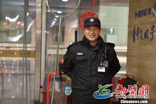 图为:春节期间值班的保安 方临明 摄 图为:春节期间值班的保安 方临明 摄