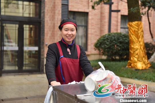 图为:春节期间值班的后勤人员 方临明 摄 图为:春节期间值班的后勤人员 方临明 摄