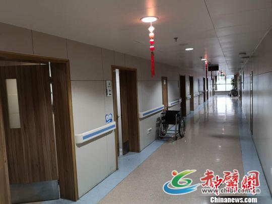 图为:医院病区内的走廊上悬挂着红灯笼 范宇斌 摄 图为:医院病区内的走廊上悬挂着红灯笼 范宇斌 摄