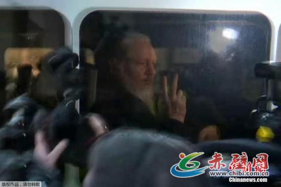 当地时间4月11日,维基解密创始人被羁押到伦敦威斯敏斯特法院。维基解密创始人阿桑奇将于今天晚些时候出庭。美国司法部发布声明称,阿桑奇将以涉嫌合谋入侵美国政府机密电脑的罪名被起诉。(视频截图) 当地时间4月11日,维基解密创始人被羁押到伦敦威斯敏斯特法院。维基解密创始人阿桑奇将于今天晚些时候出庭。美国司法部发布声明称,阿桑奇将以涉嫌合谋入侵美国政府机密电脑的罪名被起诉。(视频截图)