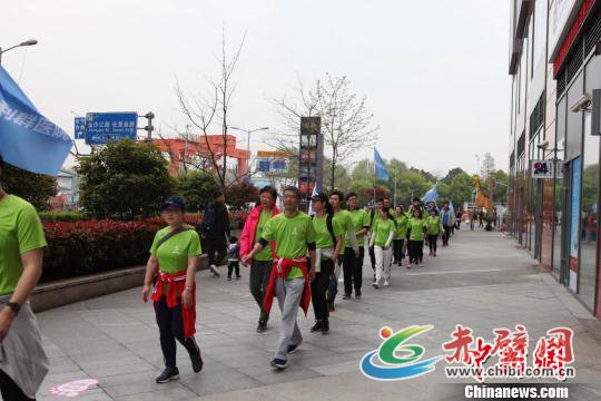 专业教练演示健走的标准姿势及正确的热身方式,并带领参赛人群进行实地健走活动。 陈静 摄 专业教练演示健走的标准姿势及正确的热身方式,并带领参赛人群进行实地健走活动。 陈静 摄