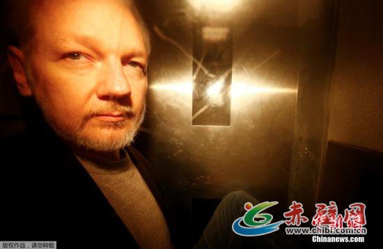 今年4月11日,伦敦警方宣布阿桑奇在厄瓜多尔驻伦敦大使馆被捕。厄瓜多尔总统莫雷诺同一天说,厄瓜多尔已撤销给予阿桑奇的庇护身份,因为阿桑奇一再违反“外交庇护公约的明确条款”。图为维基解密创始人朱利安·阿桑奇抵达法院。 文字来源:新华网 今年4月11日,伦敦警方宣布阿桑奇在厄瓜多尔驻伦敦大使馆被捕。厄瓜多尔总统莫雷诺同一天说,厄瓜多尔已撤销给予阿桑奇的庇护身份,因为阿桑奇一再违反“外交庇护公约的明确条款”。图为维基解密创始人朱利安·阿桑奇抵达法院。 文字来源:新华网