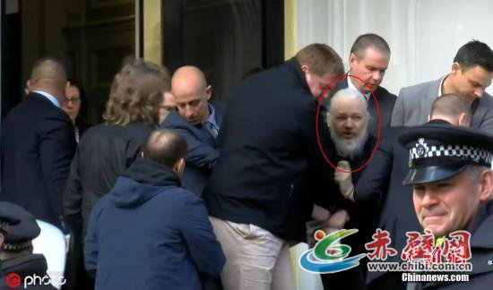 资料图:英国警方逮捕了维基解密创始人阿桑奇。据此前媒体报道,阿桑奇自2012年起一直藏身在厄瓜多尔驻伦敦大使馆。由于担心在维基解密的活动被瑞典政府引渡给美国,他请求政治庇护。2018年12月,厄瓜多尔总统莫雷诺曾表示,已收到英国的书面保证,称阿桑奇不会被引渡到可能导致其生命危险的国家。他可以离开该国驻伦敦大使馆,相关的安全顾虑“已被清除”。但阿桑奇对英厄之间达成的协议表示拒绝,因为它没有保证阿桑奇不会被引渡到美国。图片来源:东方IC 版权作品 请勿转载 资料图:英国警方逮捕了维基解密创始人阿桑奇。据此前媒体报道,阿桑奇自2012年起一直藏身在厄瓜多尔驻伦敦大使馆。由于担心在维基解密的活动被瑞典政府引渡给美国,他请求政治庇护。2018年12月,厄瓜多尔总统莫雷诺曾表示,已收到英国的书面保证,称阿桑奇不会被引渡到可能导致其生命危险的国家。他可以离开该国驻伦敦大使馆,相关的安全顾虑“已被清除”。但阿桑奇对英厄之间达成的协议表示拒绝,因为它没有保证阿桑奇不会被引渡到美国。图片来源:东方IC 版权作品 请勿转载