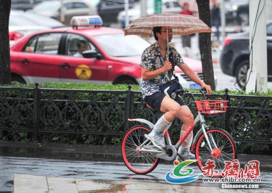 8月17日,辽宁沈阳的天气为小到中雨转雷阵雨,市民全副武装在雨中出行。当日,辽宁省气象灾害监测预警中心12时59分发布暴雨橙色预警信号。沈阳天气为小到中雨转雷阵雨。记者 于海洋 摄 8月17日,辽宁沈阳的天气为小到中雨转雷阵雨,市民全副武装在雨中出行。当日,辽宁省气象灾害监测预警中心12时59分发布暴雨橙色预警信号。沈阳天气为小到中雨转雷阵雨。记者 于海洋 摄