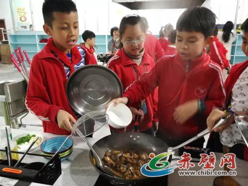 湖南岳阳民院附小的劳动教育实践课堂——厨艺课 湖南岳阳民院附小的劳动教育实践课堂——厨艺课