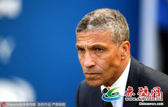 资料图:休顿昨晚率队1:4不敌曼城,目送对手在布莱顿主场捧得英超冠军奖杯。 图片来源:Osports全体育图片社 资料图:休顿昨晚率队1:4不敌曼城,目送对手在布莱顿主场捧得英超冠军奖杯。 图片来源:Osports全体育图片社