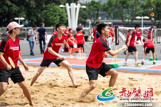 运动爱好者在广州天河体育中心体验世界羽联户外羽毛球运动。 程景伟 摄 运动爱好者在广州天河体育中心体验世界羽联户外羽毛球运动。 程景伟 摄