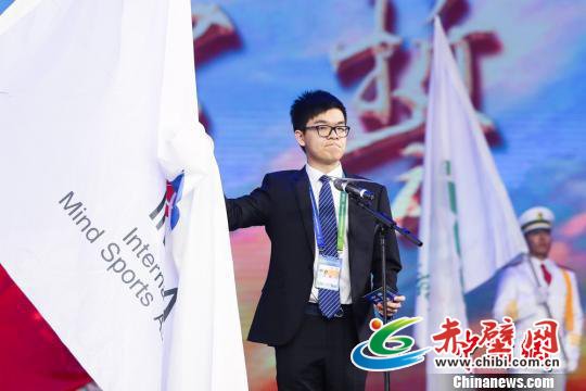 柯洁代表参赛运动员进行宣誓。 主办方提供 摄 柯洁代表参赛运动员进行宣誓。 主办方提供 摄