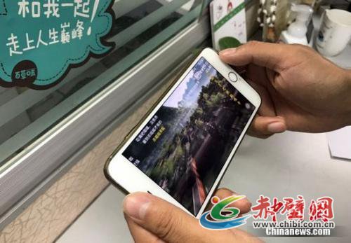 资料图:用户在使用流量看视频。 程春雨 摄 资料图:用户在使用流量看视频。 程春雨 摄