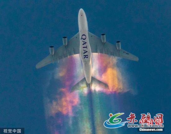 6月5日消息,卡塔尔航空公司的一架飞机在飞越班贝格上空时产生了一种神奇的彩虹效果,也被称为彩虹轨迹。图片来源:视觉中国 6月5日消息,卡塔尔航空公司的一架飞机在飞越班贝格上空时产生了一种神奇的彩虹效果,也被称为彩虹轨迹。图片来源:视觉中国