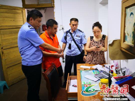 图为民警在当事人配合下确定冻品信息 杨祖涛 摄 图为民警在当事人配合下确定冻品信息 杨祖涛 摄